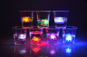 Cubetto di ghiaccio LED Flash veloce Flash lento 7 colori Cubo di cristallo cambiante automatico per San Valentino Festa nuziale 12 pezzi/scatola