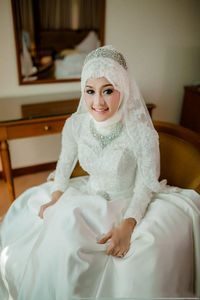 2015 Suknie ślubne A Linia Arabskie Islamskie Muzułmanie Długie Rękawy Koronkowe Aplikacje Kryształ Zroszony Wysoka Szyja Z Sashes Midest Suknie Ślubne