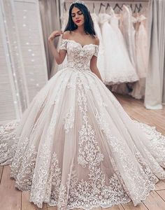 Duabi Arabic Plus Storlek 2020 Lace Ball Gown Bröllopsklänningar Elegant Off Shoulder Appliqued Ruched Court Tåg Brudklänningar Bröllopsklänning