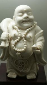 Fine China Dehua Vit Porslin Hand Skuren Utmärkt Buddha Gammal Staty