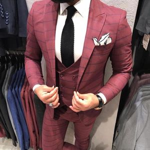 Röd Plaid Bröllop Tuxedos Peaked Lapel Male Jacket Groom Wear 3 stycken Byxor Suits Slim Fit Designer Jacka Blazer