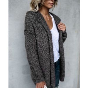 Medium and long coats and hats and cardigan jackets for the 2019 European winter