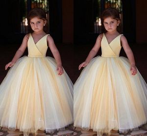 라이트 옐로우 꽃 파는 소녀 드레스 볼 가운 작은 여자들을위한 V - 목마 셔링 Tulle 웨딩 드레스 첫 번째 친교 복장 아이 파티 드레스 2019