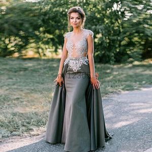 Grå sjöjungfrun kvällsklänningar med överkanten Sheer Neck Cap Sleeve Sweep Train Appliques Beads Long Formal Prom Party Gowns Robes de Soirée