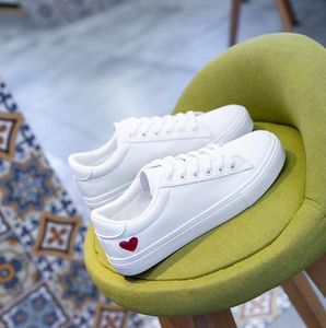 Весенний стиль новые дикие белые туфли женщины 2020 весна взрыв популярные плоские белые туфли