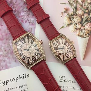 2021 Nieuwe merk Hoge kwaliteit luxe mode quartz horloges voor mannen en vrouwen verkopen als hot taarten paren lederen horloge