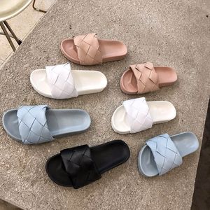 Högkvalitativa lädervävda tofflor Beach Casual Flat Shoes Designer Slides 2020 New Fashion Luxury Designer Kvinnor Tofflor