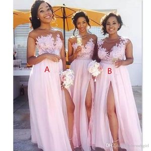 2020 Billiga Chiffon Blush Pink Bridesmaid Dresses Appliqued Illusion Bodice Sexig Split Summer Black Women Maid of Honor Dresses