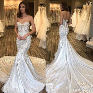 Splendidi abiti a sirena in pizzo Abiti da sposa a tromba senza schienale con applicazioni a cuore Abito da sposa con strascico da spiaggia