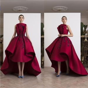 Głęboki Czerwony Eleganckie Prom Dresses Koronkowe Aplikacje Ruffles High Niski Satynowy Koktajl Party Suknie Klejnot Neck Luksusowe Mody Formalne Suknie Wieczorowe