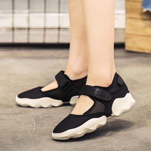 2022 Koreanska avslappnade skor Kvinnliga sommaren andningsbara sandaler tjocka botten vilda mesh kvinnors skor