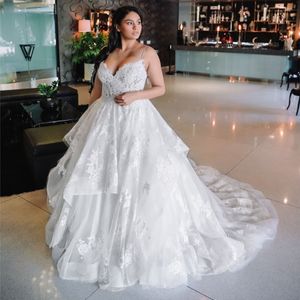 Stunning Plus Size Lace Wedding Dresses Spaghetti Straps V Neck A Line Tiered Bridal Gowns Sweep Train Tulle robe de mariée