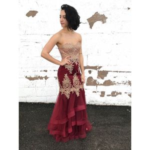 Sjöjungfru prom klänningar guld applikationer strapless sweetheart lace-up back tiered ruffles kväll klänningar formella tulle fest klänningar