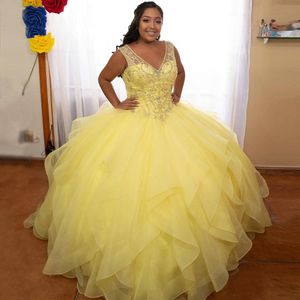 Glittery Amarelo Plus Size Quinceanera Dresses Organza overskirts V-neck Keyhole Voltar Beading Cristal Ruffle Prom doce 16 vestido de baile Vestidos