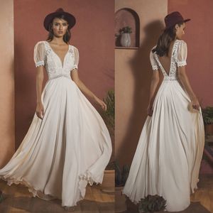 Bohemian Short Sleeve Bröllopsklänningar 2020 V Neck Lace Appliqued Boho Backless Bridal Gowns En linje Chiffon Bröllopsklänning Robe de Mariée
