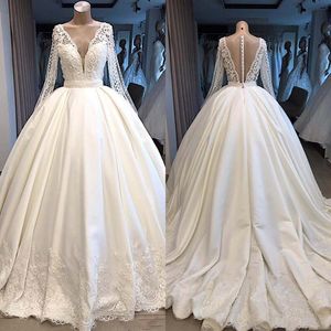 Bescheidene Langarm-Ballkleid-Hochzeitskleider 2019, V-Ausschnitt, rückenfrei, Illusion, mit Knöpfen bedeckt, tiefes Dubai-Arabisch-Brautkleid