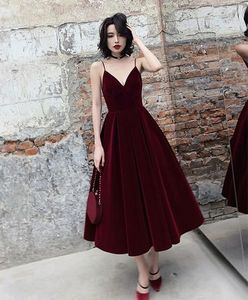 Tea Längd Burgundy Velvet Bridesmaid Dress Spaghetti Straps Baklösa Ärmlös Bröllopsfest Formell Kappor Gästkläder Anpassad Färg