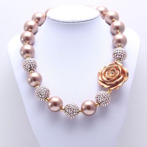 Collana robusta per bambini con fiori di rosa, perle di perle color oro, collana robusta con perline di gomma da masticare, gioielli per bambini per bambine