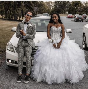 Quinceanera Novo vestido de baile sexy vestidos de bola namorada sem costas de órgão de miçanga de miçanzas de pisadas de pisadas de manobra de pérola long Long Sweet 16 Party Prom