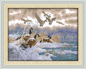 Flying Birds in Snow Scenery Handmade Cross Stitch Craft Tools Brodery Nålarbetet räknade tryck på duk DMC 14CT 11CT Heminredning målningar