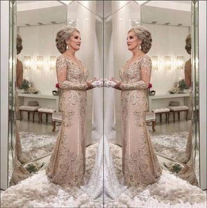 2020 Elegant sjöjungfru Mor av bruden Klänningar V Neck Långärmade Lace Appliques Beaded Illusion Party Evening Gowns Bröllop Gästklänning