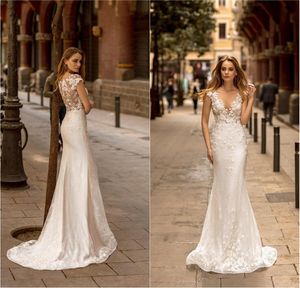 2020 Mermaid Wedding Dress V neck Sleeveless Sequins 3D-Floral Appliqued Lace Sweep Train Bridal Dress Tulle Custom Made Robes De Mariée
