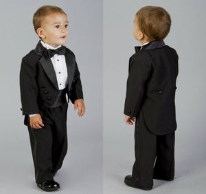 2020 Little Boy Formal Passar Middag Tuxedos Svart Groomsmen Kids Barn för Bröllopsfest Prom Suit Wear (Jackor + Byxor)