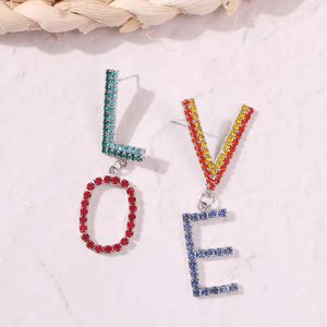 Modische, farbenfrohe LOVE-Ohrringe für Damen, Luxus-Designer-Bling-Diamant-Buchstaben-Anhänger-Ohrringe, Statement-Liebhaber-Freundin-Geburtstagsgeschenk