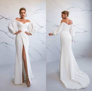 2020 Günstige Satin-Meerjungfrau-Brautkleider, schulterfrei, hochgespalten, Sweep-Zug, lange Ärmel, maßgeschneidertes, elegantes Hochzeitskleid