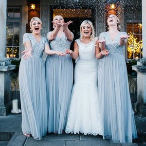 Dusty Blue Country Bridesmaid Klänningar Billiga Topp Sequin Prom Klänningar med Kortärmad V Neck Bling Party Gowns Robes de Demoiselles d'Honneu