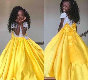 Ny ankomst prinsessa gula tjejer pageant klänningar smycken kort ärm sequins satin golv längd billiga barn bröllop blomma tjejer klänningar