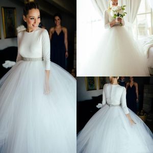 2020 Simple Ball Gown Bröllopsklänningar Långärmad Juvel Neck Beaded Sash Sweep Train Chapel Country Bridal Gowns Plus Size Vestido de Novia
