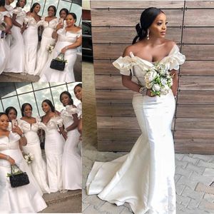 2019 Abiti da damigella d'onore a sirena bianca con spalle scoperte Ruffles sudafricani Abiti da damigella d'onore Abiti da sposa in raso Plus Size Black Girl