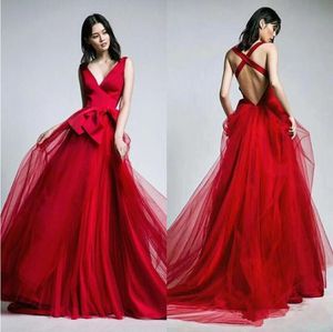 2019 Senaste Röda Prom Klänningar Lång med Bågar Sash Sexy V Neck Backless Ärmlös En Linje Tulle Afton Gowns Formell Party Dress