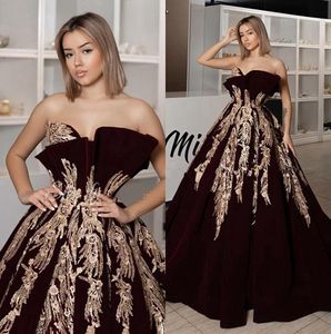 2020 Modern Bourgogne Velet A Line Prom Klänningar Arabisk Guld Lace Applique Ruched Dubai Golvlängd Formell Party Evening Gowns