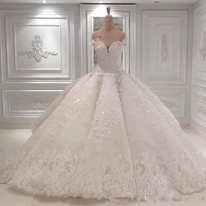 Luxury Sweetheart Neck Bröllopsklänningar Lace Appliques Ball Gown Sweep Train Bridal Gowns Vestido de Novia BC0388