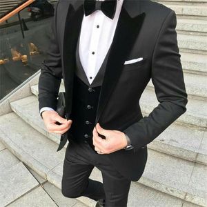 2020 Designer Black Groom Tuxedos Mens bröllop kostymer velevt toppade lapel man blazer jackor tre stycken brudgummen kväll prom party klänningar