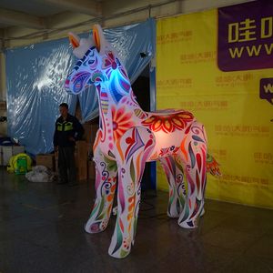 Cavalo ou girafa inflável personalizado por atacado de 4 m de tamanho e cor com tira e ventilador para decoração publicitária