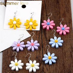Koreansk daisy blomma lång dangle akryl örhängen söt stil harts örhängen för kvinnor sommar design smycken grossist