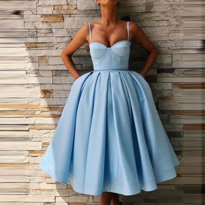 Bonito querida cetim azul cocktail vestido barato cinta de espaguete chá comprimento uma linha curto vestidos de festa de baile com bolsos248l