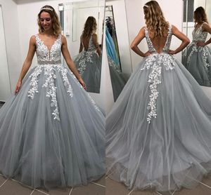 Vit Grå Boll Gown Prom Klänningar V Neck Sheer Straps Appliques Lace Beading Tulle Golv Längd Baklösa Plus Storlek Party Dresses