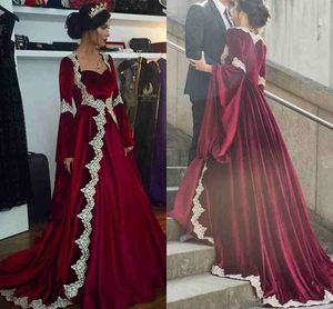Elegancki Arabia Saudyjska Długie Rękawy Kaftan Prom Dresses 2021 Burgundii Velvet Aplikacje Koronki Vintage Muzułmański Wieczór Party Suknie Custom Made Custom