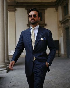 Smoking da uomo a righe blu scuro Abiti da sposo da sposo Slim Fit Due bottoni Risvolto con visiera Abito da uomo 2 pezzi Cappotto Pantaloni (giacca + pantaloni)