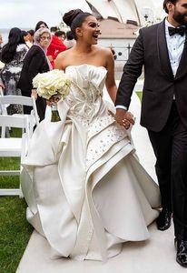 2020 plus storlek arabiska aso ebi stiliga sexiga kristaller bröllopsklänningar handgjorda blommor brudklänningar satin bröllopsklänningar zj526