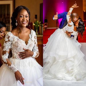 Långa ärmar v nacke bröllopsklänningar 2020 Modern spets applique puffy tiered kjol prinsessa afrikansk kyrka bröllopsklänning
