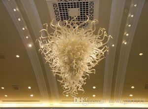 天井の結婚式のシャンデリアの高いぶら下がっている白い大きな照明スタイルのムラノガラスクリスタルシャンデリア