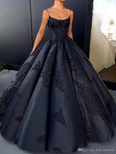 Moderna svarta spaghettiremmar satinbollklänning aftonklänningar ärmlösa spetsapplikationer rygglösa prom quinceanera klänningar plus storlek klänningar