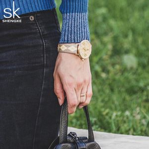 Shengke Kadınlar Deri Relogiofeminino İzliyor Vintage Ekose Bilek saati Lady Deri Saat Kızlar Saatler Kadın Reloj Mujer180y