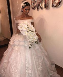 Luxury Off Shoulder Ball Gowns Bröllopsklänningar med Lace Applique Beaded Ruffles Lace-Up Back Long Train Bridal Gowns Custom Plus Storlek