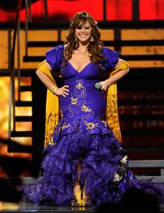 ロイヤルブルーマーメイドVestidos de Fiesta Jenni Rivera Offショルダーサテンオーガンザフリル刺繍コートトレインハイロープロムイブニングデザイナー